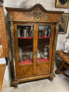 Bohatě zdobený skleník  Bohatě zdobený skleník