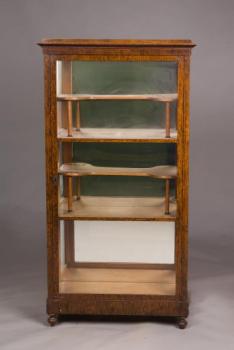Biedermeierová vitrína – Vídeň, kolem roku 1830 Biedermeierová vitrína – Vídeň, kolem roku 1830